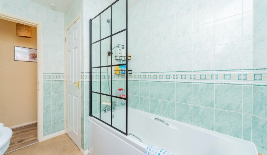 43 Cae Coed - Bathroom