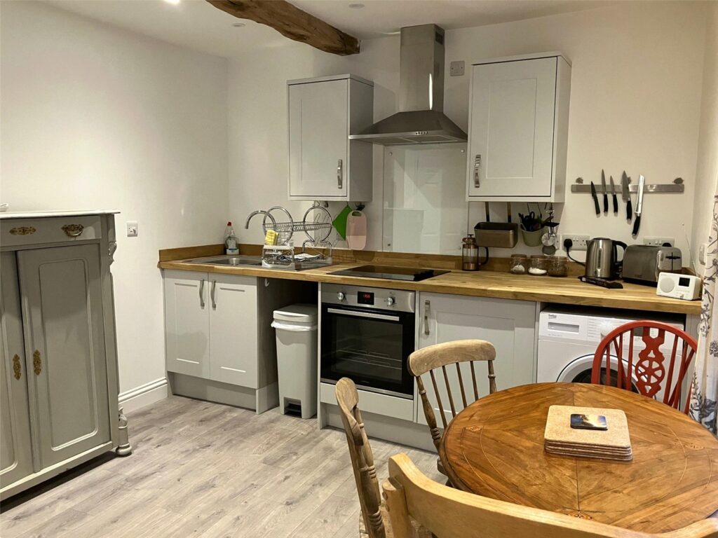 5A Flat, Market Street - Picture No. 02