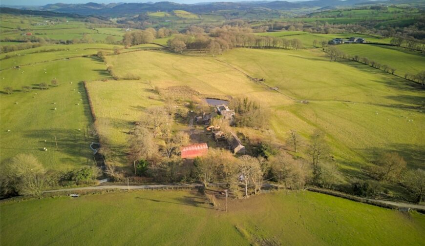 Brynglas Hall Farm, Llanfair Caereinion - Picture No. 02