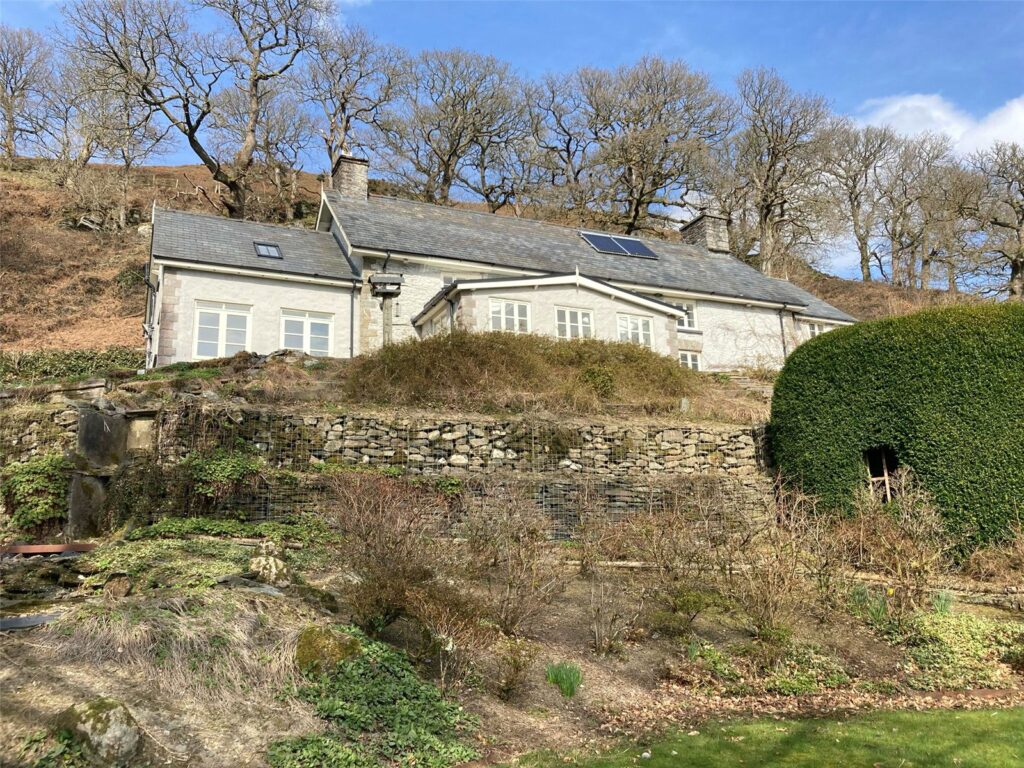 Gilwern Farmhouse, Beulah - Picture No. 11