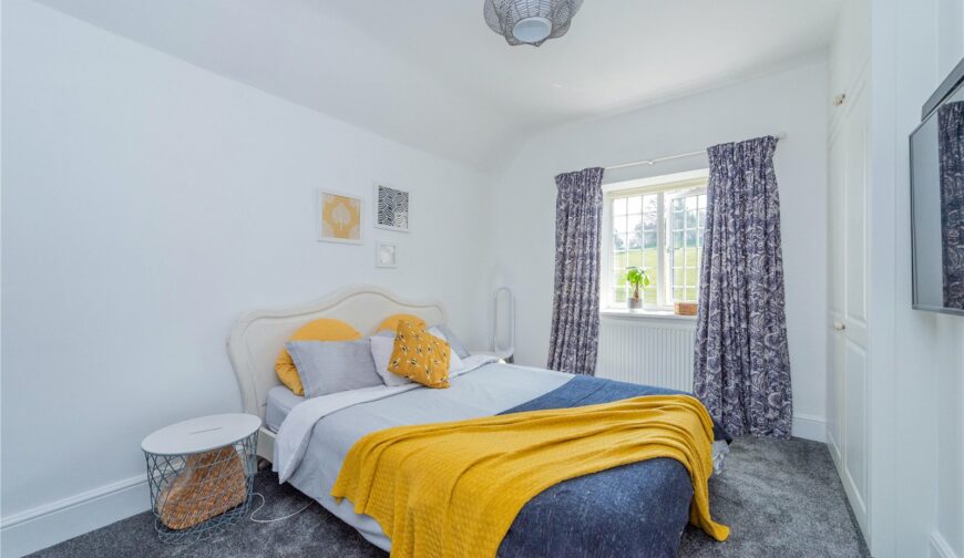 7 Pant Glas - Principal Bedroom