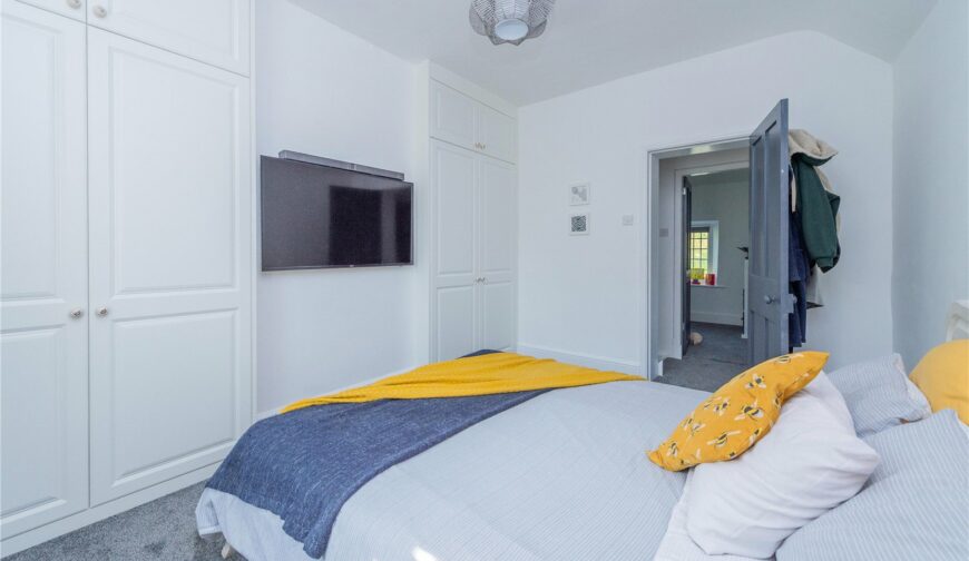 7 Pant Glas - Principal Bedroom