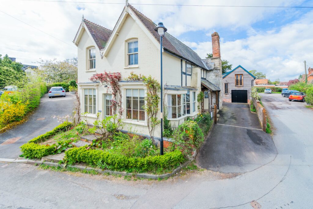 Pembridge unique three bed with one bed annex