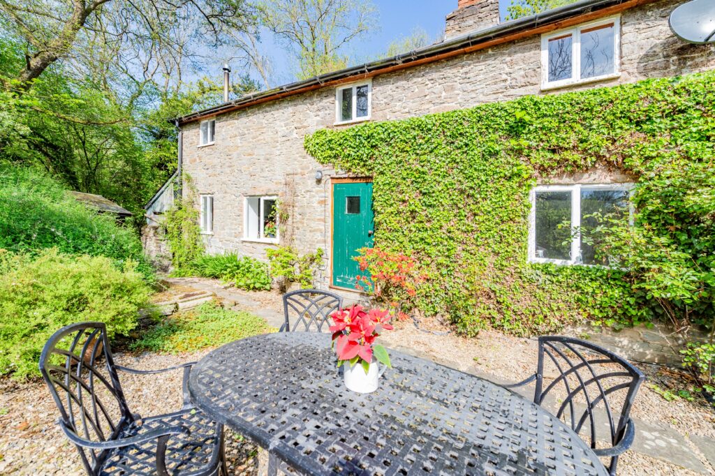 Rural 4 bed with barn development potential and 12 acres