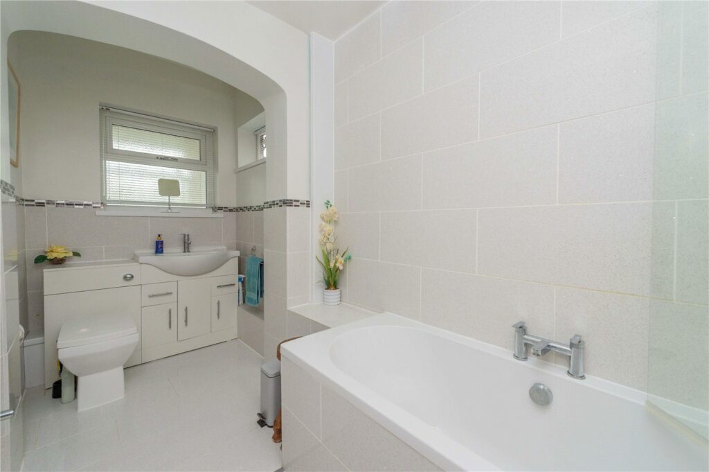 Homestead, Garmston - Family Bathroom