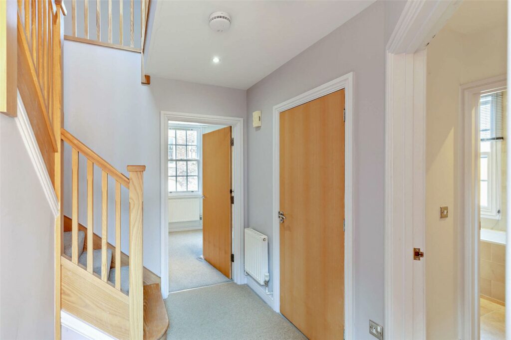 Apartment 2, Crescent House - Picture No. 11