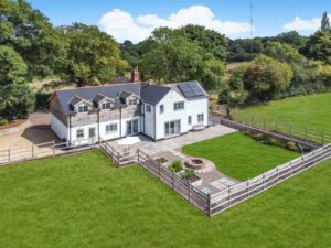 Semi-rural five bed turnkey presentation
