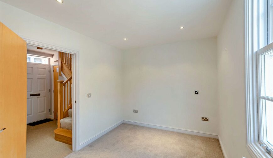 Apartment 2, Crescent House - Picture No. 17