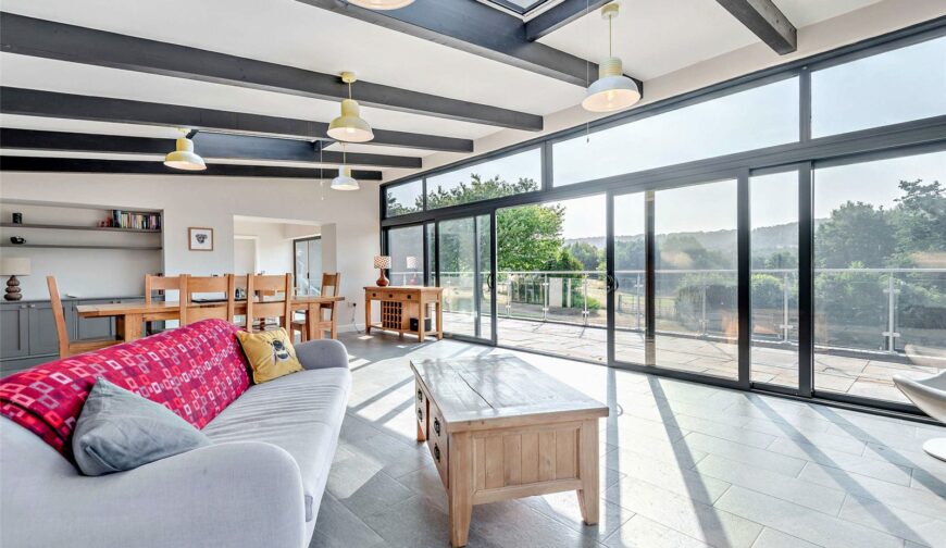 Yonder Castle Hill, Harley - Living Room