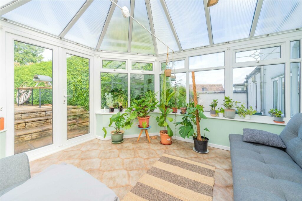 3 The Square - Picture No. 76