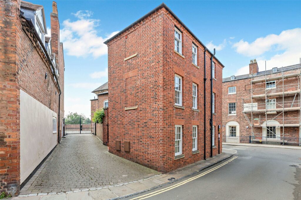 Apartment 2, Crescent House - Picture No. 02