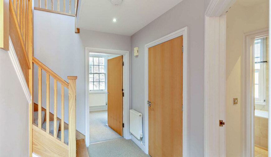 Apartment 2, Crescent House - Picture No. 11