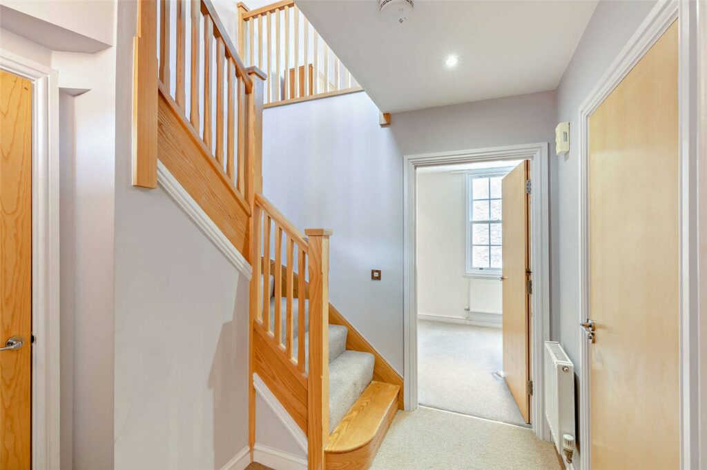 Apartment 2, Crescent House - Picture No. 15