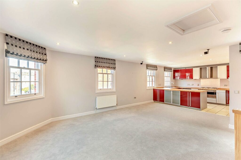 Apartment 2, Crescent House - Picture No. 25