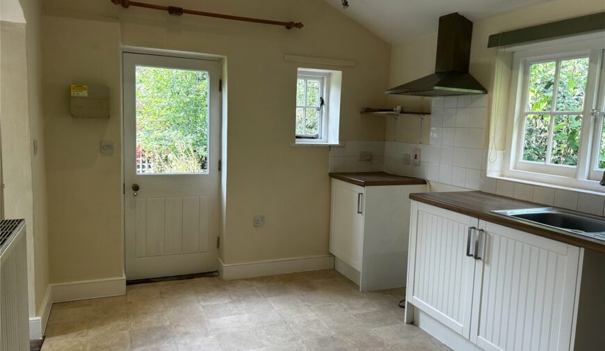 Cambridge Cottage, The Common - Picture No. 04