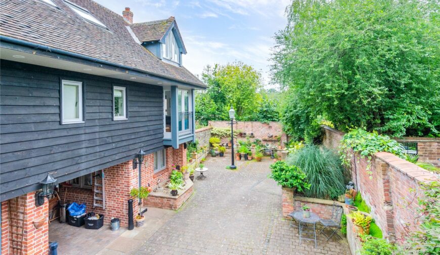 1 Berrington Court, Bell Lane - Picture No. 02