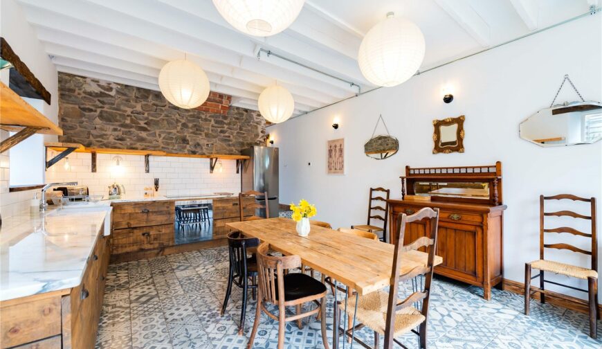 The Coach House, Betchcott - Kitchen