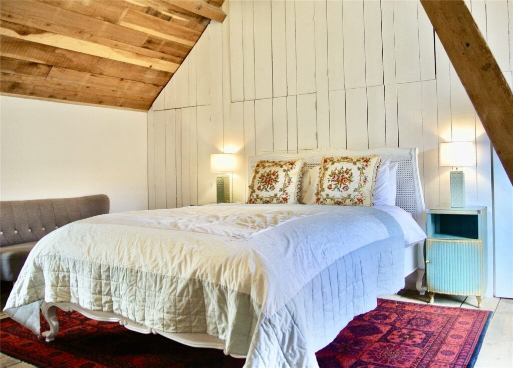 The Coach House, Betchcott - Bedroom 2