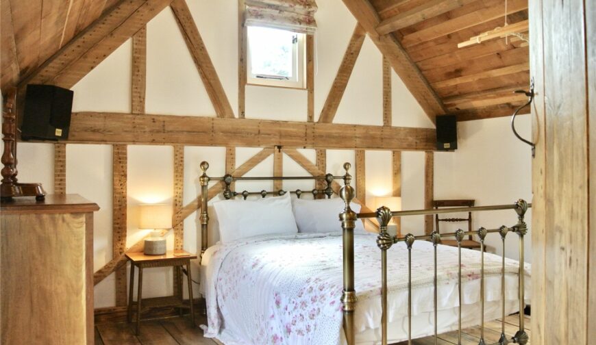 The Coach House, Betchcott - Master Bedroom