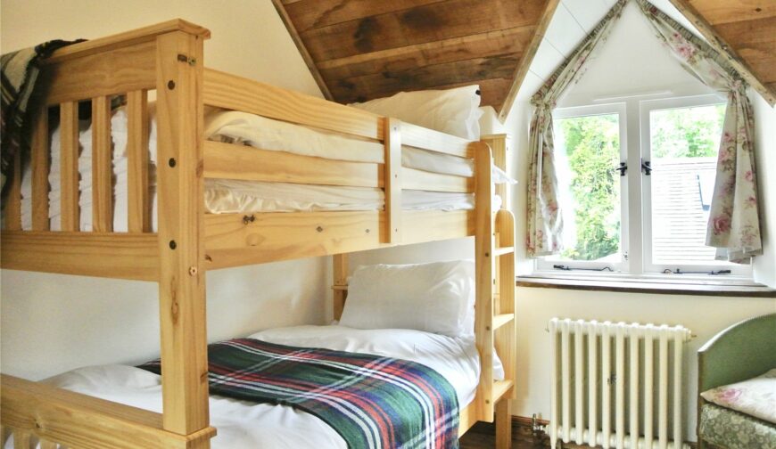 The Coach House, Betchcott - Bedroom 3