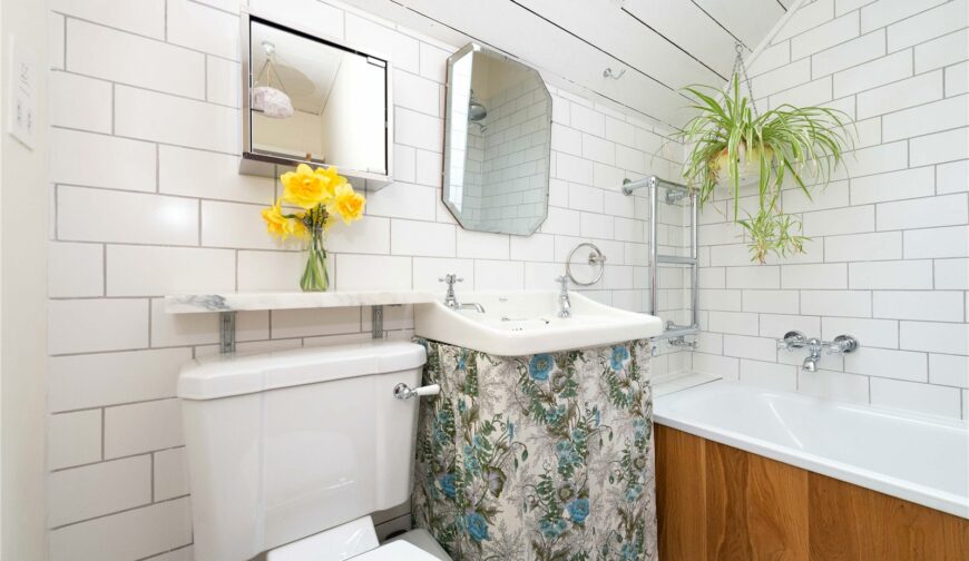 The Coach House, Betchcott - Family Bathroom