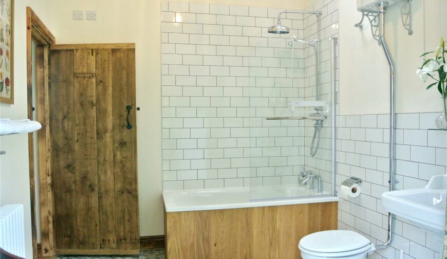 The Coach House, Betchcott - Cottage Bathroom