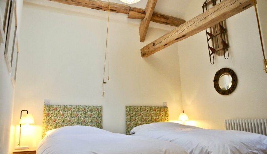 The Coach House, Betchcott - Cottage Bedroom