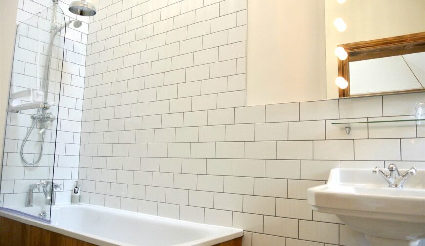 The Coach House, Betchcott - Dove Bathroom