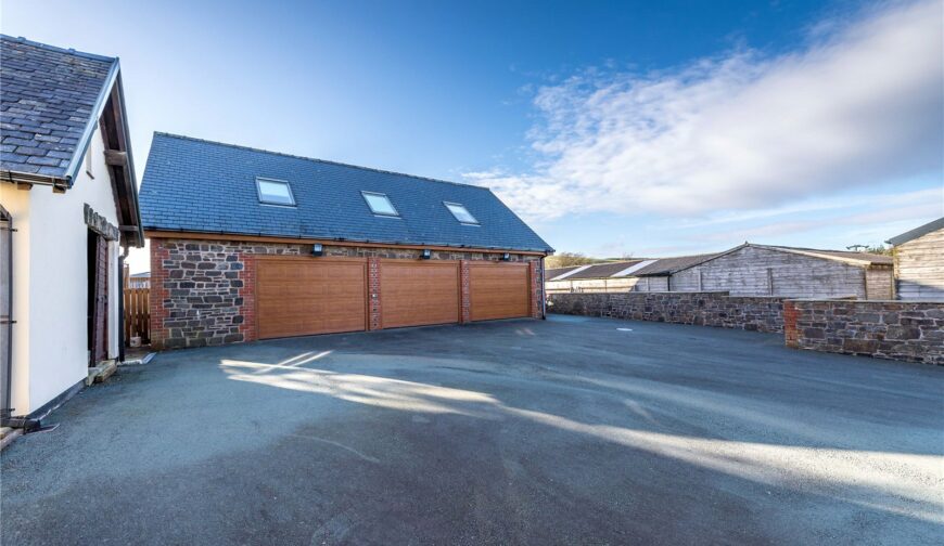 Pen-Yr-Allt, Trefeglwys - Garage