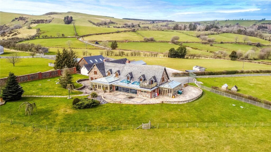 Pen-Yr-Allt, Trefeglwys - Exterior