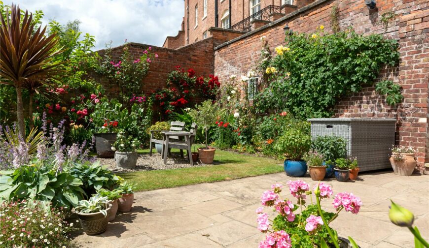 23 The Crescent, Town Walls - Picture No. 2