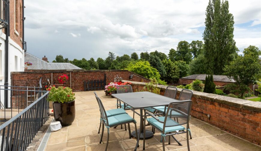 23 The Crescent, Town Walls - Picture No. 30