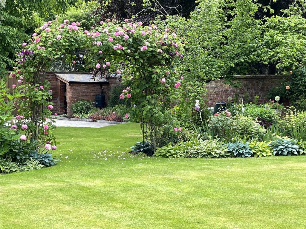 23 The Crescent, Town Walls - Picture No. 31