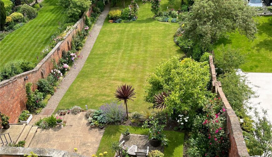 23 The Crescent, Town Walls - Picture No. 33