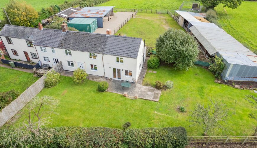 3 Dukes Cottages, Halghton - Picture No. 02