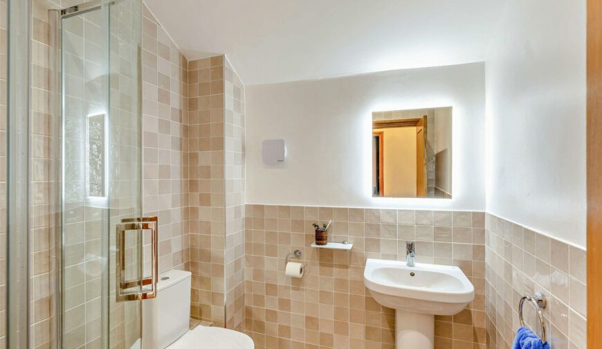 The Barley House, Red House Farm, Longdon-upon-Tern - Ensuite