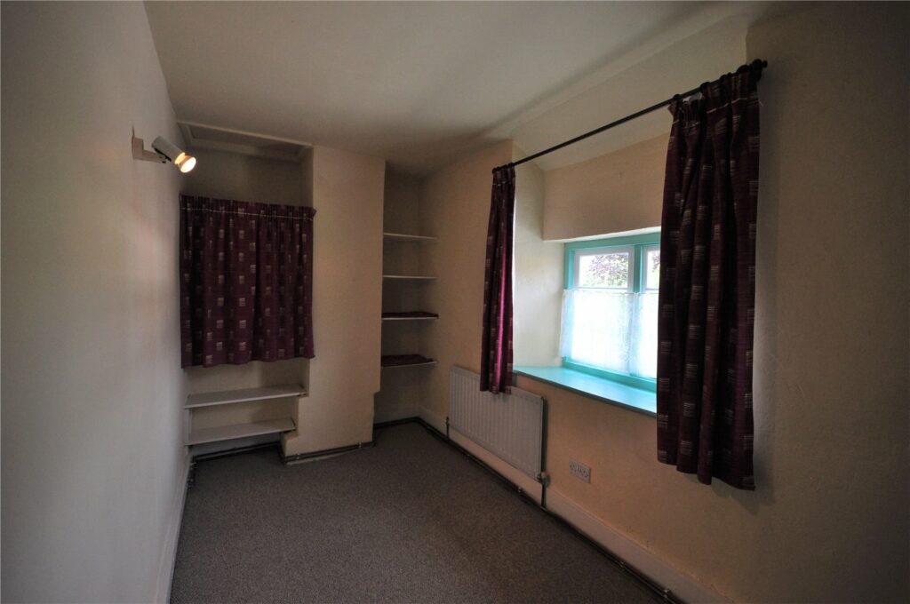 32 High Street - Picture No. 09