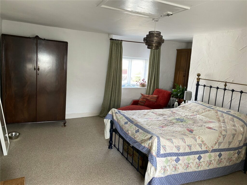 32 High Street - Picture No. 20