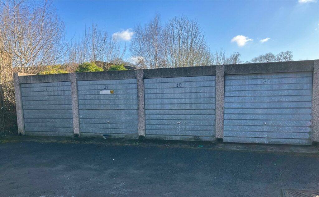 Garage, Jockey Field - Picture No. 01