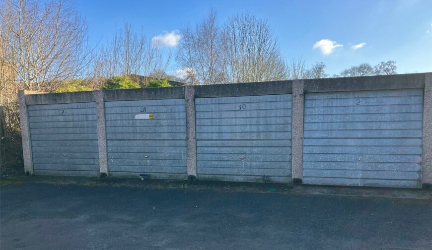 Garage, Jockey Field - Picture No. 01