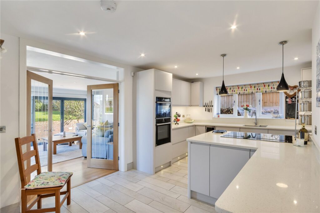 4 Highfield - Picture No. 01