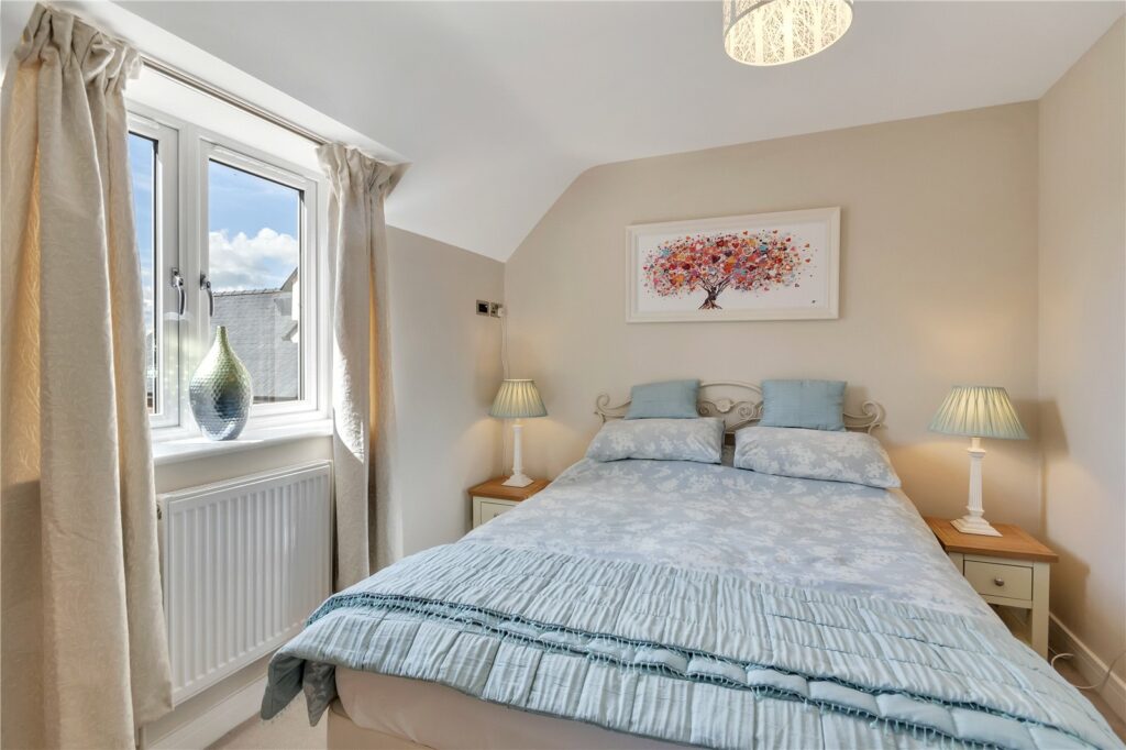 4 Highfield - Picture No. 02