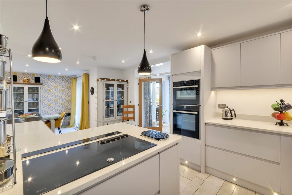 4 Highfield - Picture No. 19