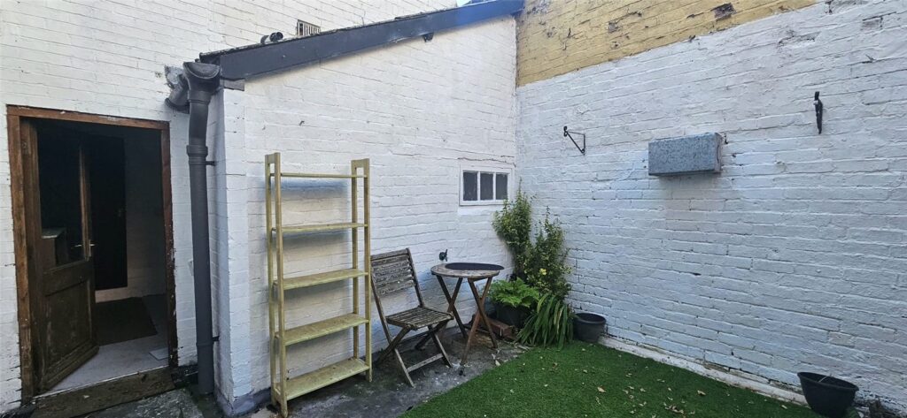 2 Dale Street - Picture No. 33