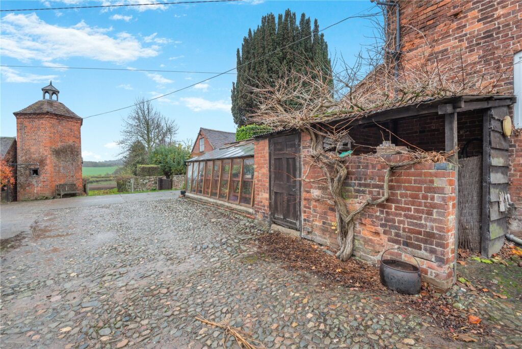 Golding Hall - Picture No. 33