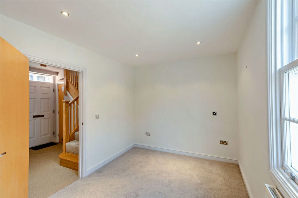 Apartment 2, Crescent House - Picture No. 17