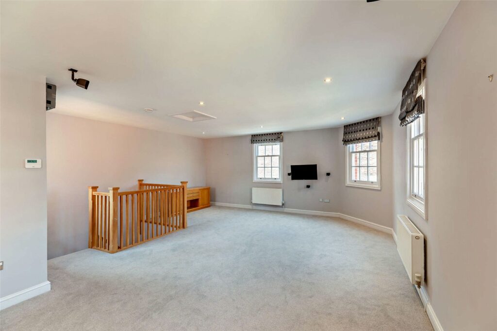 Apartment 2, Crescent House - Picture No. 22