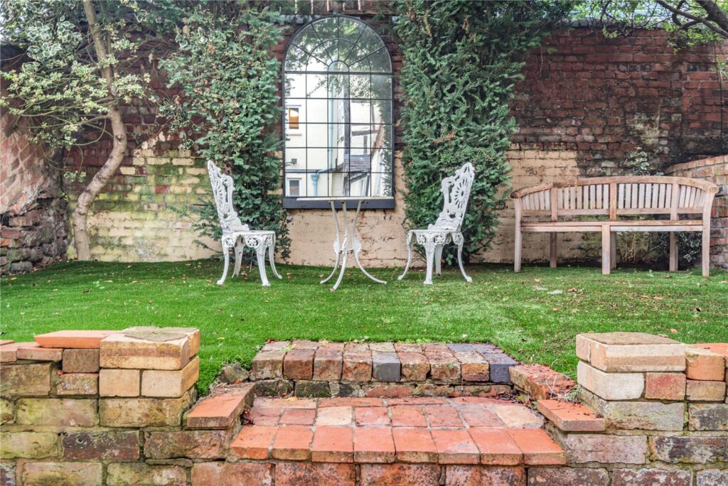 6 Dogpole - Walled Garden