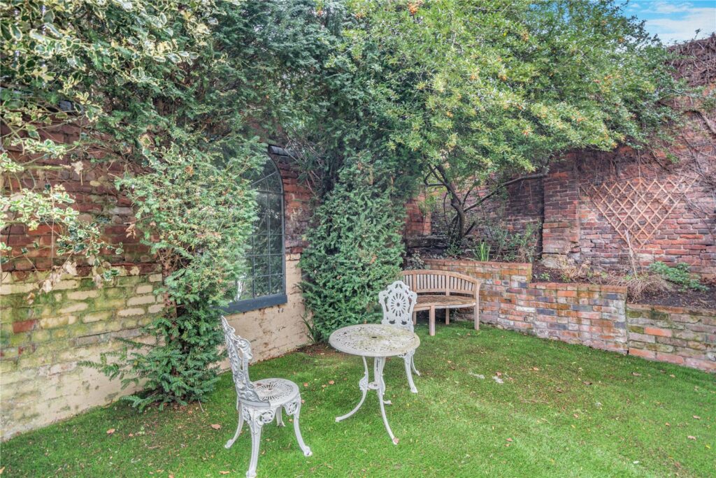 6 Dogpole - Walled Garden