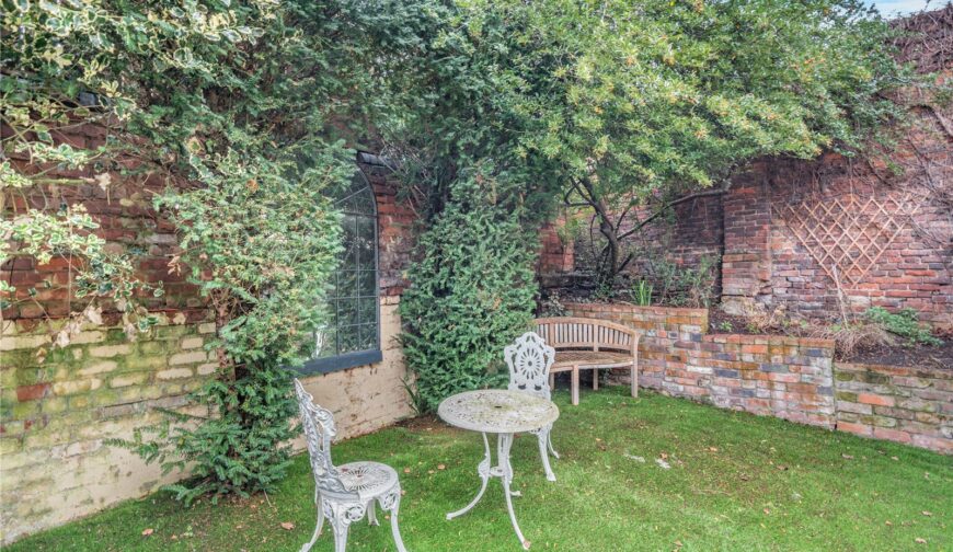 6 Dogpole - Walled Garden